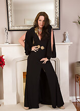 Incredible Looking Marlyn From Allover30 Slide Off Her Tight Nylons