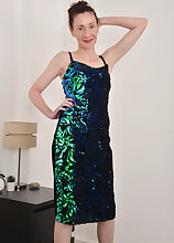 Scarlet Louise Slender Seduction