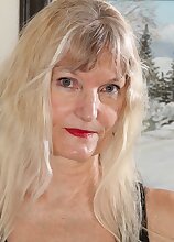 Blonde cougar Lisa Cognee plays with her older twat.