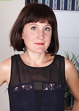 Sexy housewife Meredith Johnson dildos her older pussy.