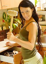 Mature amateur babe Staffy spreads her pussy in the kitchen.