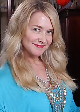 Busty mature amateur Eva Griffin spreads tasty pussy.