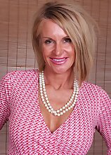 Older cougar Mason Vonne spreads her roast beef lips.