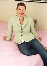 Older babe Kali Karinena spreads her mature ass.