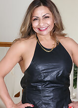 Roxy Rocks Curvy Striptease