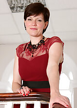 Short haired hottie Olivia G shows off