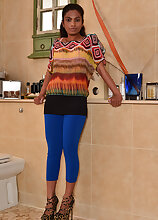 Exotic hottie Alishaaa Mae nude in the kitchen