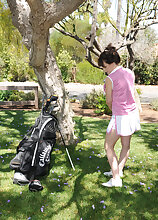 Kelly Capone breaks from practicing golf to get naked in the backyard