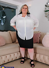 Mature.nl - Luna is a Big natural tits BBW mature nympho with a big ass masturbating at home