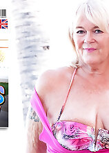 Mature.nl - British Randy Raz is a curvy shaved grandma who loves to masturbate on vacation