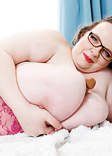 Mature.nl - Huge XXL Lady is a BBW with huge saggy natural tits masturbating in bed