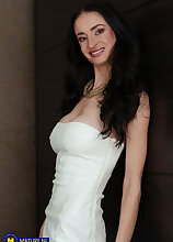 Mature.nl - Silvia Sin is a skinny mom with a big pussy and has the urge to masturbate in bed