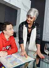 Mature.nl - Tutor Arwen is a MILF that loves to seduce toyboys