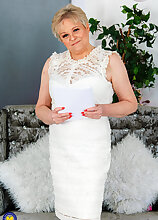 Mature.nl - Big breasted curvy granny Amanda loves to play with her shaved pussy