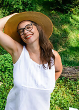 Mature.nl - Hairy Busty Tina loves to get wet outside in the grass