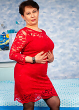 Mature.nl - Nata is a horny cougar who happens to find a special toy to play with