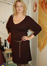Mature.nl - Naughty French MILF Carola gets fucked in the ass!