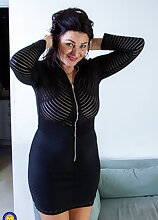 Mature.nl - MILF Joana Jakes loves to play with her unshaved pussy