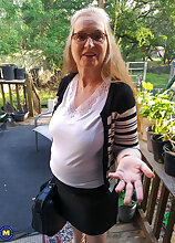 Mature.nl - Maggie Mae is an American granny that loves to please her shaved pussy